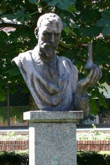 Émile Roux's monument, Institut Pasteur, Paris (2).JPG